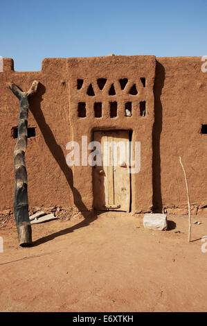 Porte d'un adobe structure house, Ouagadougou, Burkina Faso, Région Centre Banque D'Images