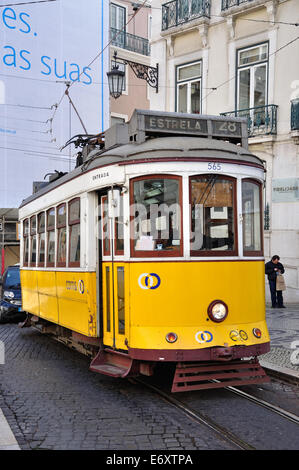 Tramway traditionnel Remodelado, Rua Garrett, quartier du Chiado, Lisbonne, région de Lisbonne, Portugal, District Banque D'Images