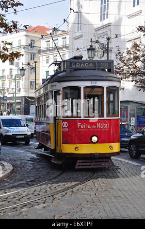 Tramway traditionnel Remodelado, Rua Garrett, quartier du Chiado, Lisbonne, région de Lisbonne, Portugal, District Banque D'Images