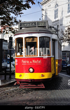 Tramway traditionnel Remodelado, Rua Garrett, quartier du Chiado, Lisbonne, région de Lisbonne, Portugal, District Banque D'Images