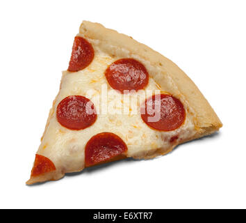 Tranche de pizza au Pepperoni, isolé sur fond blanc. Banque D'Images