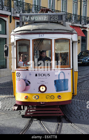 Tramway traditionnel Remodelado, Rua Garrett, quartier du Chiado, Lisbonne, région de Lisbonne, Portugal, District Banque D'Images