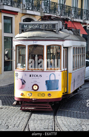 Tramway traditionnel Remodelado, Rua Garrett, quartier du Chiado, Lisbonne, région de Lisbonne, Portugal, District Banque D'Images