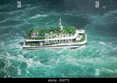 La visite en bateau des chutes du Niagara Hornblower emmène les touristes à la fermeture des chutes sur la rivière Niagara. Attraction touristique populaire aux chutes du Niagara. Banque D'Images