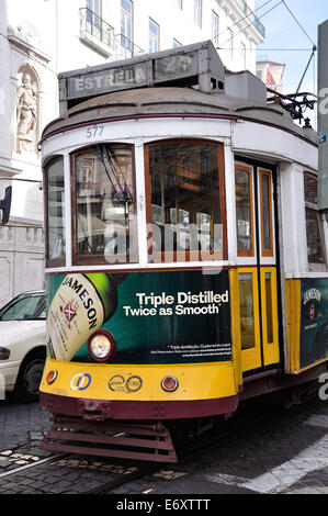 Tramway traditionnel Remodelado, Rua Garrett, quartier du Chiado, Lisbonne, région de Lisbonne, Portugal, District Banque D'Images