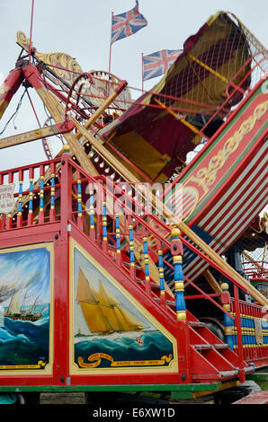 La vapeur traditionnel swing en bateau à la grande fête foraine, cordes à vapeur Dorset Fair 2014. Banque D'Images