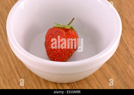 Bol avec des fraises sur fond de bois Banque D'Images