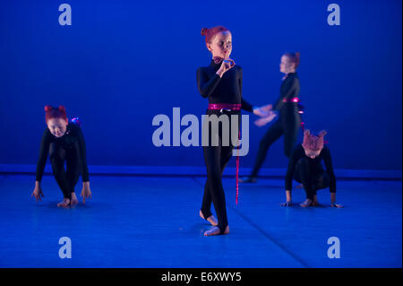 Pré-ado filles dansant sur scène dans une école de danse présentera les performances Aberystwyth Arts Centre Wales UK Banque D'Images