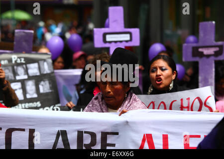 La Paz, Bolivie, 1er septembre 2014. Les activistes et sympathisants des droits des femmes portent des croix avec les noms des victimes lors d'une marche pour protester contre la violence à l'égard des femmes. La marche visait également à répudier les déclarations récentes faites par plusieurs candidats au cours de la campagne électorale en cours qui semblent minimiser le problème et discriminer les femmes. Selon un rapport DE L'OMS publié en janvier 2013, la Bolivie est le pays où le taux de violence à l'égard des femmes est le plus élevé en Amérique latine, il y a eu 453 cas de féminicide depuis 2006 sous le gouvernement actuel. Crédit : James Brunker/Alamy Live Banque D'Images