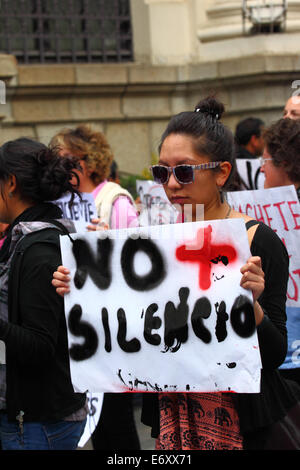 La Paz, Bolivie, 1er septembre 2014. Une jeune fille tient une pancarte disant "plus de silence" lors d'une marche de protestation des activistes et sympathisants des droits de la femme pour protester contre le machisme et la violence à l'égard des femmes, et pour rejeter les récentes déclarations faites par plusieurs candidats pendant la campagne électorale en cours qui semblent minimiser le problème et discriminer à l'égard des femmes. Selon un rapport de L'OMS DE janvier 2013, la Bolivie est le pays où le taux de violence à l'égard des femmes est le plus élevé d'Amérique latine, 453 cas de féminicide ont été enregistrés depuis 2006. Crédit : James Brunker / Alamy Live News Banque D'Images