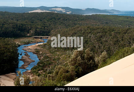 Vue depuis le Thurra Thurra dunes de sable vers la rivière, Croajingolong National Park, Victoria, Australie Banque D'Images