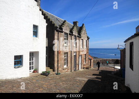 Rue pavée menant vers le port de Crail, Fife, Scotland Banque D'Images