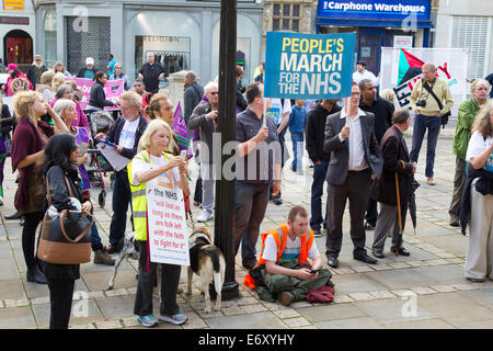 Northampton, Royaume-Uni. 1er sept 2014. NHS de protestation par groupe de 11 mamans de Darlington atteindre le centre-ville de Northampton, Ils marchent à 300 milles, dans tout le pays de prendre la même voie que la Jarrow de mars il y a 78 ans de Jarrow à Londres. C'est de faire prendre conscience de la privatisation du NHS et -Highlight les dégâts qui seraient causés par la Loi sur les soins de santé et de programmes sociaux. La marche sera terminée dans la capitale (Londres) le 6 septembre. Credit : Keith J Smith./Alamy Live News Banque D'Images