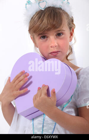 Little Boy holding present Banque D'Images