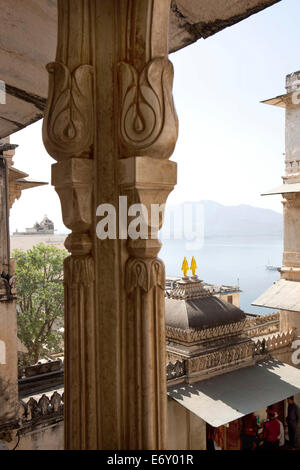 Vue depuis le palais de la ville de lac Pichola, Udaipur, Rajasthan, Inde Banque D'Images