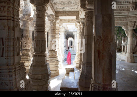 Indian woman wearing sari entre les piliers de l'jainist temple principal Chaumukha Mandir, Ranakpur, Rajasthan, Inde Banque D'Images