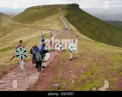 La randonnée sur les Brecon Beacons. Un groupe de marcheurs dans la charité sur le chemin piétonnier robe celtique à partir de Pen Y Fan avec du maïs de l'avant Banque D'Images