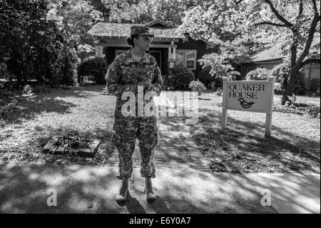 Fayetteville, North Carolina, USA. 19 mai, 2014. Circuit de l'armée américaine. (Le soldat de première classe) NATASHA SCHUETTE, 21 ans, a été agressée sexuellement par son sergent instructeur au cours de la formation de base et par la suite le harcèlement subi par d'autres rapports de forage sergents après l'assaut au Fort Jackson en Caroline du Sud. Bien que le s.. Louis Corral sert seulement quatre ans de prison pour avoir agressé son et quatre autres filles, Natasha souffre quotidiennement de SSPT à cause de l'attaque. Maintenant en poste à Fort Bragg, Caroline du Nord, elle participe à une séance de counseling civils parce qu'il est trop difficile d'obtenir regula Banque D'Images