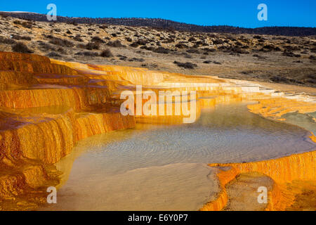 L'Iran, du Mazandaran, Sources Chaudes en terrasses sur une journée ensoleillée en Badab-e Surt Hot Springs en province de Mazandaran Banque D'Images