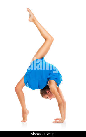 Jeune gymnaste girl doing exercises sur fond blanc Banque D'Images