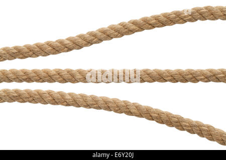 Segments de corde marron isolé sur fond blanc. Banque D'Images