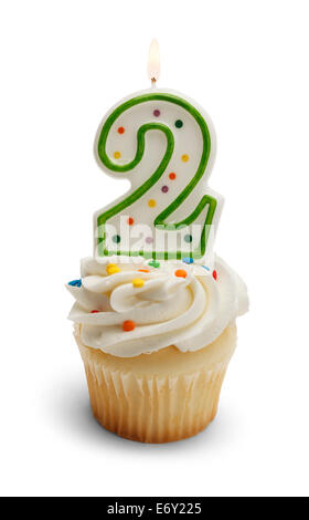 Cupcake avec un certain nombre de bougies deux isolé sur fond blanc. Banque D'Images