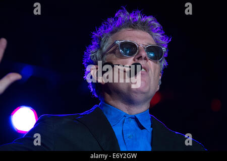 Le musicien Tom Bailey de Thompson Twins joue sur la scène à l'appui de Retro Futuro Tour avec Howard Jones le 31 août 2014 Banque D'Images