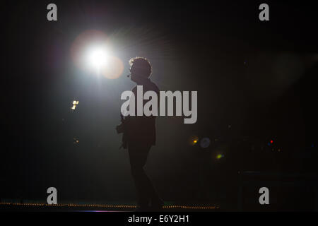 Le musicien Tom Bailey de Thompson Twins joue sur la scène à l'appui de Retro Futuro Tour avec Howard Jones le 31 août 2014 Banque D'Images