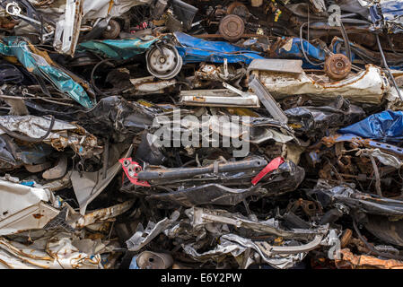 Une pile de broyées dans un parc à ferrailles. Banque D'Images