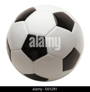 Ballon de football noir et blanc isolé sur fond blanc. Banque D'Images