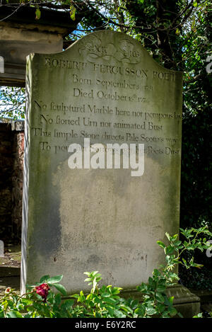 La pierre tombale du poète écossais Robert Fergusson (1750-74) dans la Canongate Kirkyard à Édimbourg. Banque D'Images