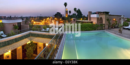 Piscine sur le toit, la Villa des Orangers, Marrakech, Maroc Banque D'Images