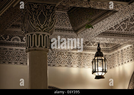 Lampe marocaine lumières et ombres, la Villa des Orangers, Marrakech, Maroc Banque D'Images