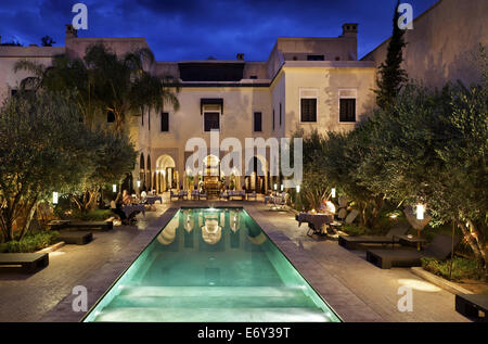 Piscine dans la lumière du soir, la Villa des Orangers, Marrakech, Maroc Banque D'Images