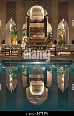 Piscine avec la réflexion, la Villa des Orangers, Marrakech, Maroc Banque D'Images