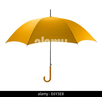 Parapluie jaune vif incliné isolé sur fond blanc. Banque D'Images