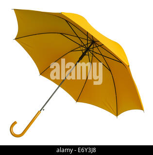 Parapluie jaune vif incliné isolé sur fond blanc. Banque D'Images