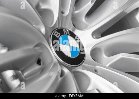 MUNICH, ALLEMAGNE - le 9 août 2014 : BMW fabricant européen de l'automobile à l'alliage léger nouveau design roue pour modèle moderne Banque D'Images