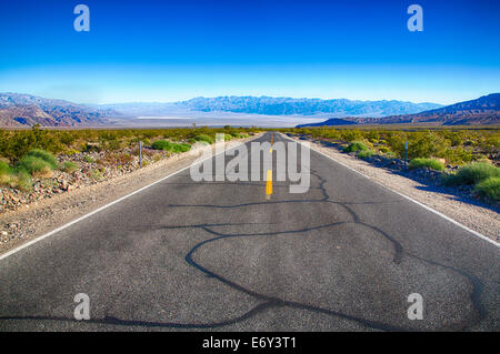 La route de l'ouest de la vallée de la mort avec une vue sur la vallée ci-dessous. Banque D'Images