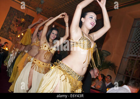 Danseuses orientales pour vos réceptions au restaurant/club Jad Mahal, Marrakech, Maroc Banque D'Images