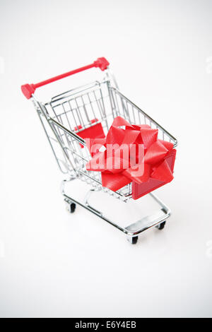 Panier avec grand arc rouge sur le fond blanc Banque D'Images