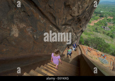 Des escaliers menant en bas du rocher de Sigiriya, district de Matale, culturelles Triangel, Sri Lanka Banque D'Images