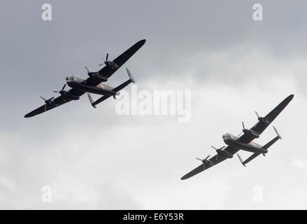 Avro Lancaster de la Battle of Britain Memorial Flight PA474 est actuellement peint pour représenter DV385, Lancaster Mk III "Thumper" de 617 ('Dambuster'), de l'escadron avec les lettres de code 'KC-A'. et d'Avro 683X 'Lancaster' SN : KB726 REG : C-GVRA Musées de guerre canadien bombardier lourd AVRO Lancaster, Canadian Warplane Heritage Museum, Mount Hope Ontario Banque D'Images