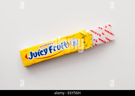 Un paquet de chewing-gum Juicy Fruit, fabriqué par Wrigley Company, une division de Mars, Inc. Banque D'Images