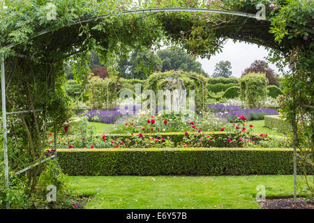 Jardins formels et statue à Houghton Hall, North Norfolk, UK Banque D'Images