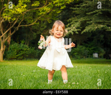 Petite fille dans le parc Banque D'Images