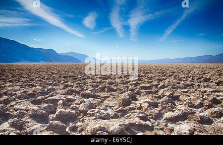 Vue sur la vallée de la mort et les montagnes environnantes de Devil's Golf Course. Death Valley National Park, California, USA. Banque D'Images