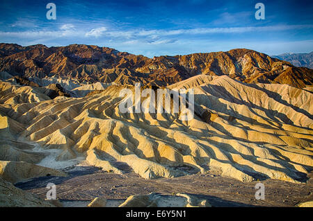 Le soleil se lève sur Zabriskie Point dans Death Valley National Park, California, USA Banque D'Images