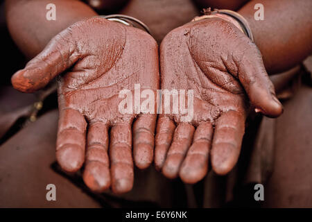 Mains d'une femme de la tribu Himba avec pâte rouge, Kaokoland, la Namibie, l'Afrique Banque D'Images