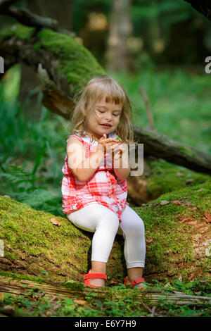 Petite fille dans la forêt Banque D'Images